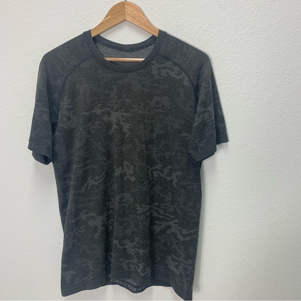 Lululemon Metal Vent Tech Short Sleeve Gym Shirt Men Size Medium Camouflage Gray